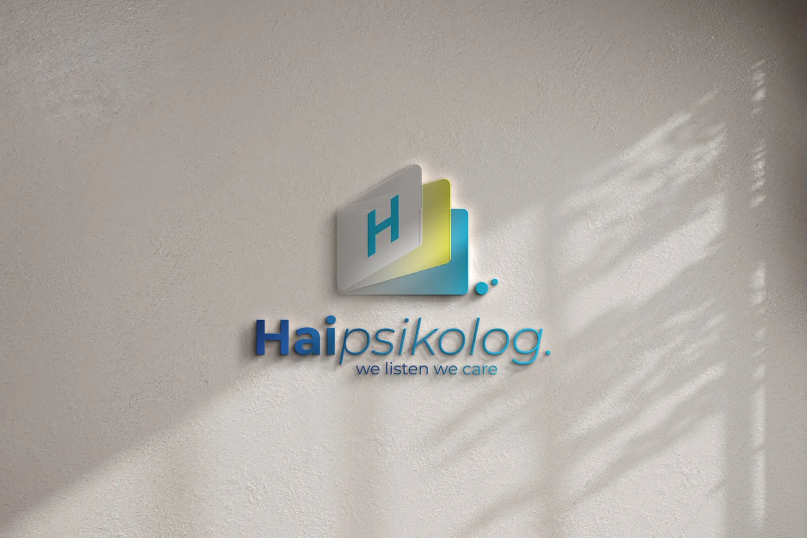 Logo Haipsikolog berwarna pada dinding bertekstur